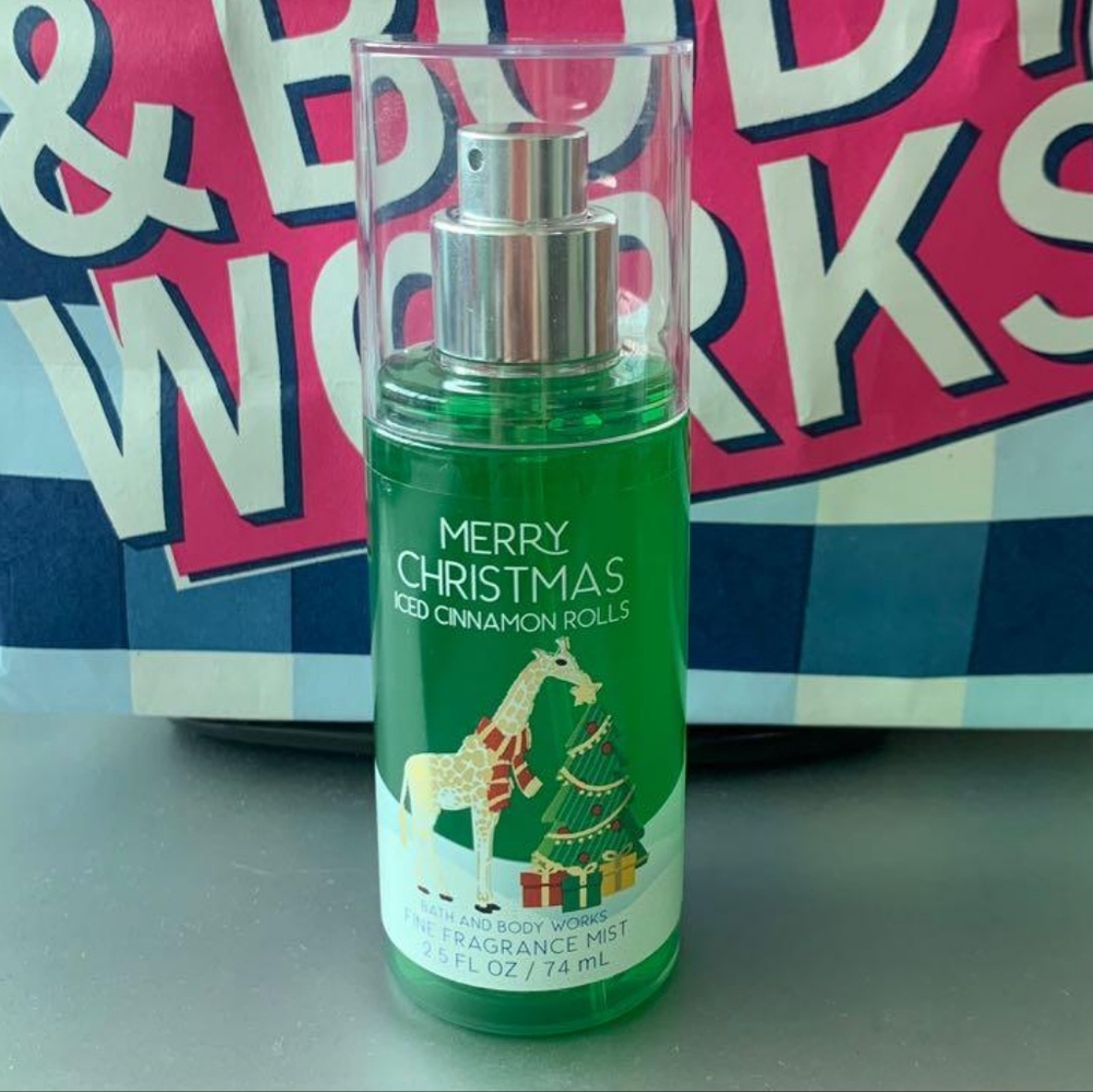 Bath and body works Merry Christmas Iced Cinnamon Roll Travel size
